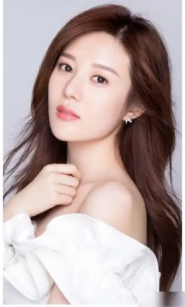  她出道便被姑父捧为女主,姑父另结新欢后,她也沦为了十八线演员