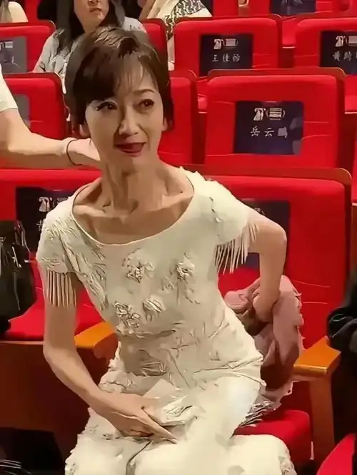  无滤镜大变样,刘亦菲大黄牙,陈慧琳像李逵,张曼玉整到认不出