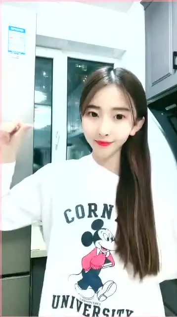  长发美女表演高抬腿,动作表情真到位