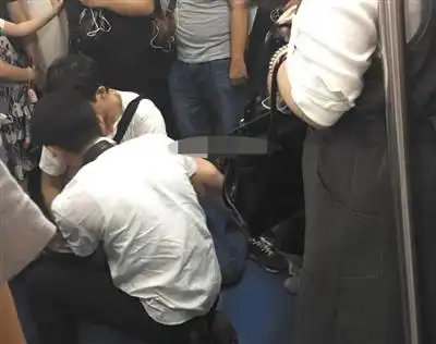  北京色狼地铁猥亵女子发出不可描述的声音,却没想到碰上了女侠