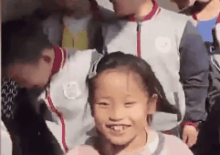  小学女生跳舞同桌惊成表情包,老师整个人都看傻了