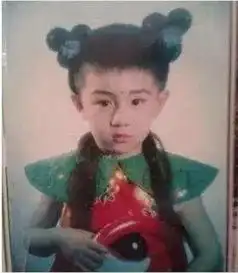  小小春穿黄裙扮女生,童年窦骁泡面卷戴耳环,表情值得玩味