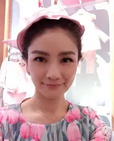  胡可和儿子安吉拍照安吉表情太抢眼