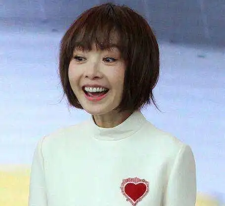 鲁豫瘦了真敢穿毛衣到腰间就没了,网友腰细的裤子都难撑起来