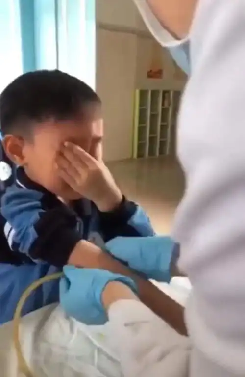  小男孩抽血夸自己勇敢,随后被吓哭,网友用最怂的表情说硬气话