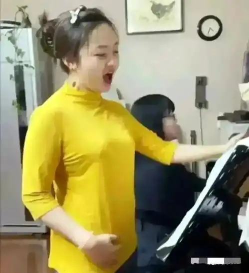  林妙可又胖又不高,才23岁就成了大婶模样,但不整容这难能可贵