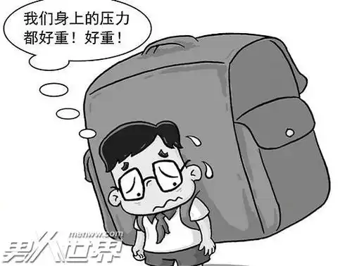  40公斤初中生书包重10公斤家长吐槽孩子的书包他都拎不动