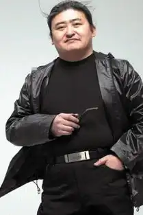  岳云鹏戴假发遭调侃晓松哥,你不戴眼镜像刘欢