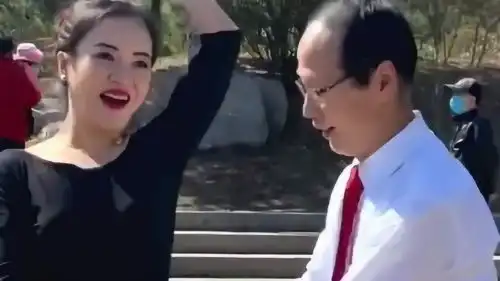  绅士风度的大叔也有调皮的时候,和美女小姐姐跳舞的时候,表情很到位