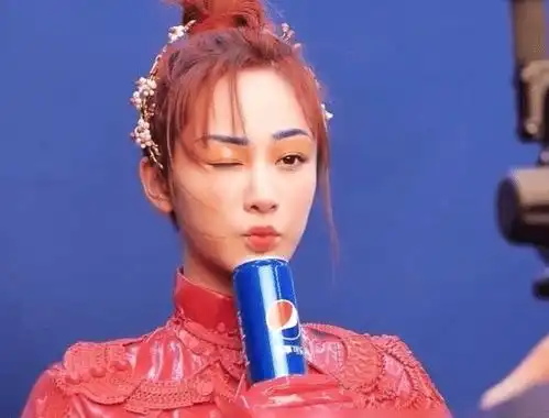  杨紫拍照时故意扮可爱,看到她做嘟嘴表情时,男粉心脏受到暴击