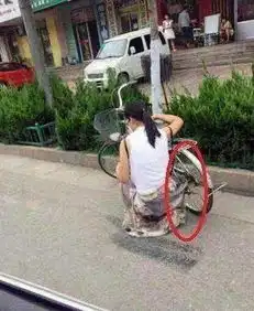  爆笑gif趣图妹子,你这坐姿不一般呀,让别人看到会怎么想