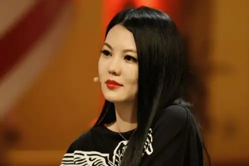  小s女儿买469元项链要罚跪,李湘女儿上万包包却随便买,明星教育方式差别太大