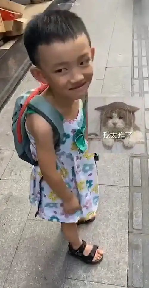  想要哥哥系列为护妹妹哥哥穿花裙子上街一路含胸驼背表情尴尬