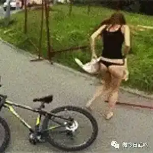  监控千万不要穿裙子骑自行车,后果很无语微今日武鸣