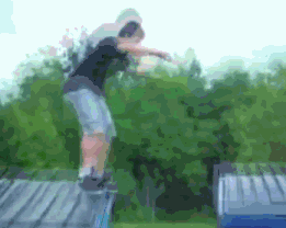  搞笑gif段子美女,用车子练习武功,电瓶车跟你有仇吗