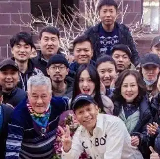  郑爽笑容明媚,与工作人员热聊表情如楚雨荨般俏皮可爱