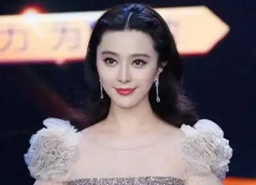  表情范冰冰复出首秀,全程表情严肃无笑意,处境让人唏嘘腾讯网qq.com表情