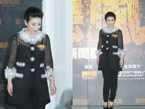  二代小燕子黄奕气质还挺出众,穿深蓝色透肉裙,看着不像70后