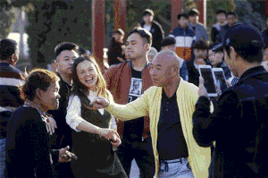  交警笑喷这位马路尬舞哥一夜火爆朋友圈,还有专属表情包