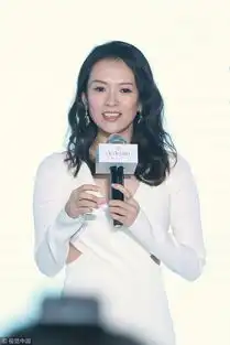  章子怡穿白裙秀蛮腰笑成表情包