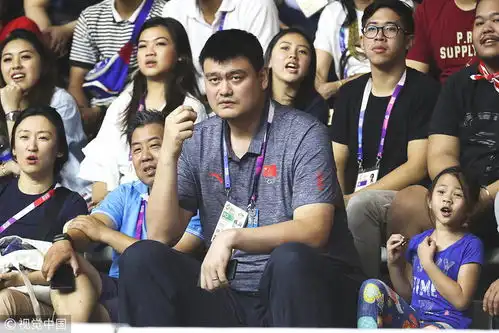  姚明观战男篮比赛再现表情包,身旁印尼小女孩亮了