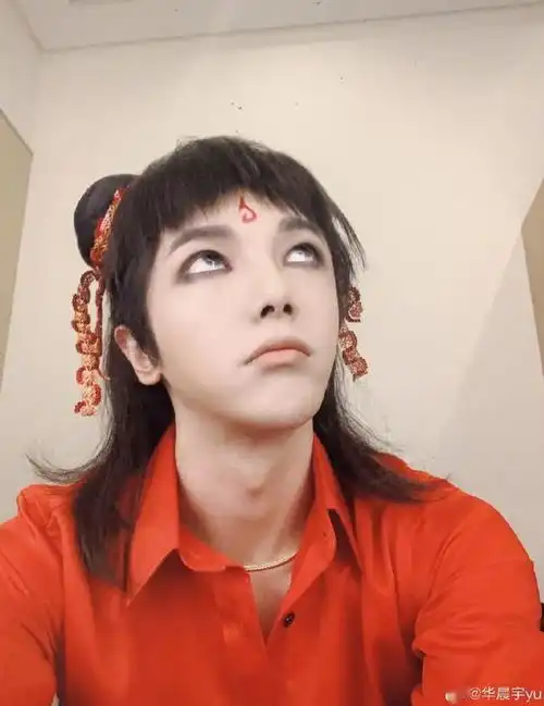  娱乐圈锁骨精陈乔恩放鸡蛋,宋妍霏放车厘子,他放32枚硬币