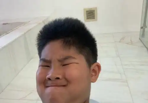  胡可晒小鱼儿厕所自拍照,鱼儿越长越像安吉,表情丰富喜剧感拉满