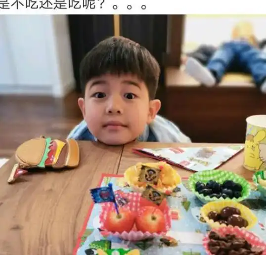 深夜吃不胖表情包孩子