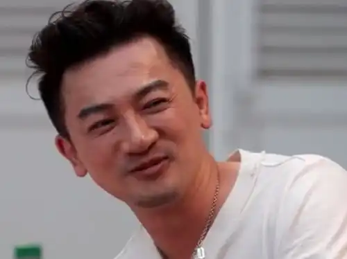  黄晓明听信苏有朋的话吃了臭芝士,被熏出表情包你有吃过没