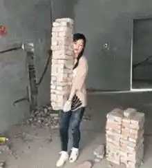  搞笑gif妹子你有这么大的力气,应该去找个工地搬砖