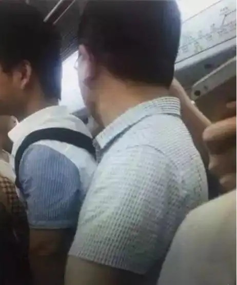  太污慎点萧山一男子当众这样打飞机女同胞请绕道