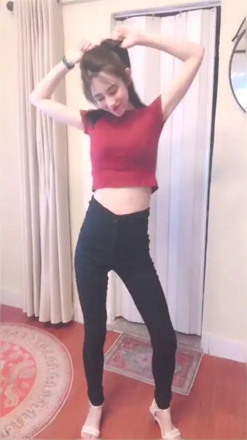  穿酒红色短袖的女孩,是我喜欢的类型