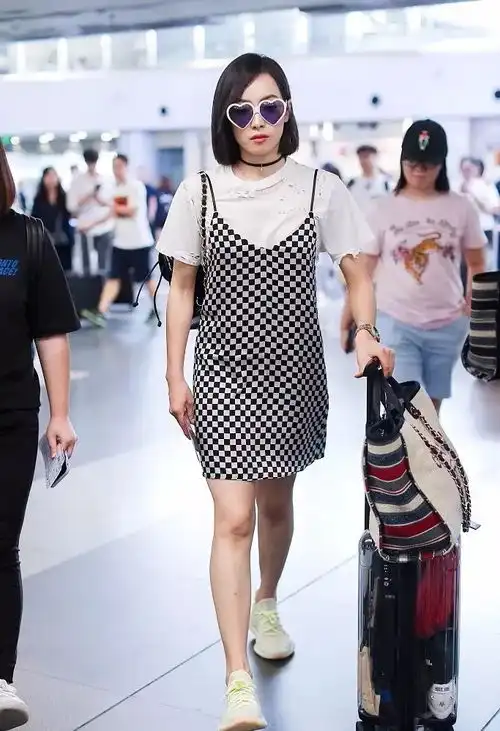  夏天的衣服先别收这样搭还能让你美一个秋天