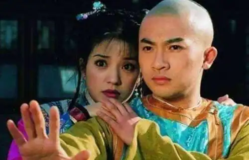  清朝贵族落魄后在街边买烧饼,咬下一口才发现,仆人骗了他20年