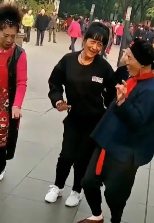  尬舞表情太到位了