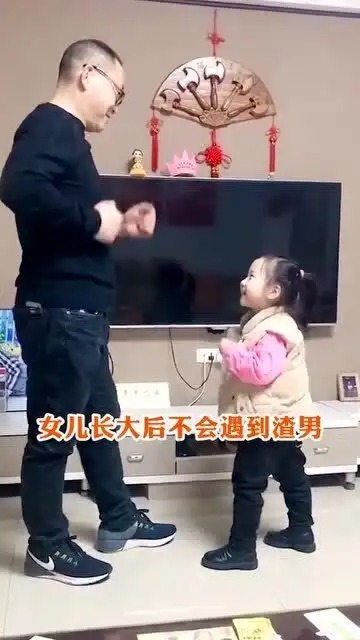  2和上辈子的小情人一起跳舞,脸上开心喜悦的表情藏不住呀爸爸带娃亲子舞蹈