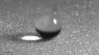  嗨,这里在下雨通过观察雨滴下落研究小陨石撞击