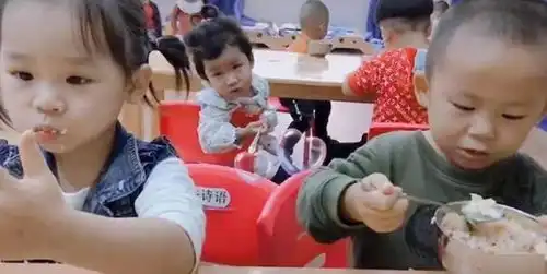  宝宝上演幼儿园版的同桌的你,网友后面小女孩的表情亮了