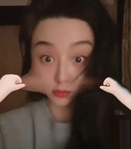  范冰冰深夜玩自拍特效,搞怪表情依旧美艳,港媒又提车祸事件