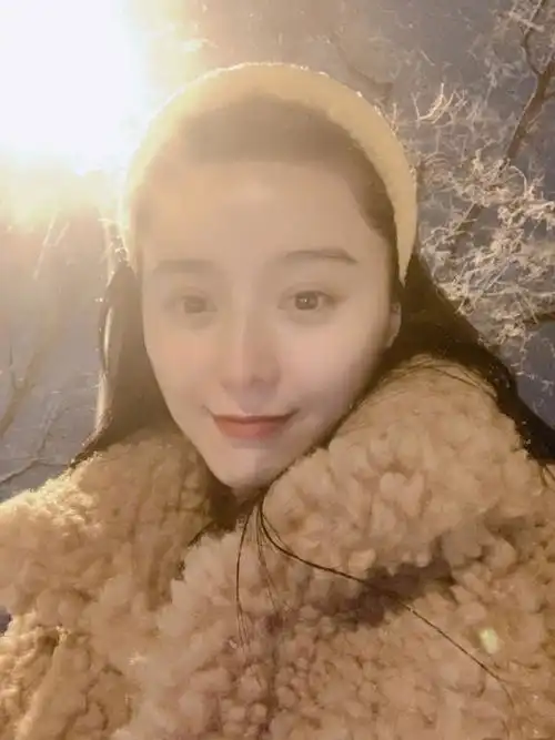  范冰冰初雪素颜自拍表情逗趣,与好友白发苍苍状态好