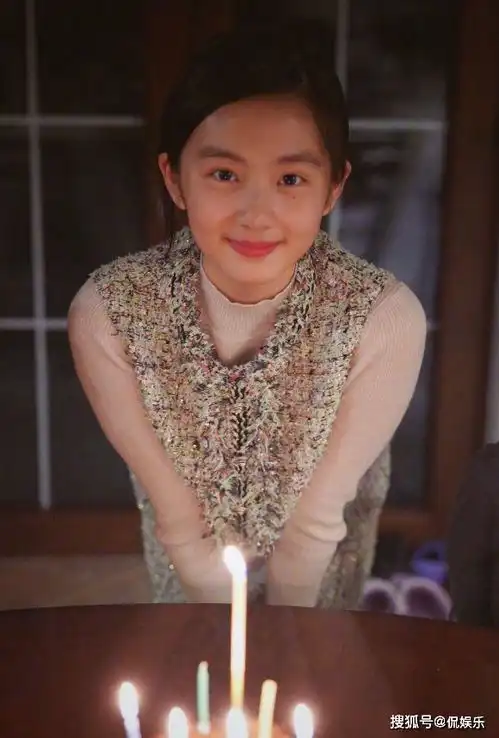  黄磊女儿又长大一岁,染回黑发的她穿上针织裙,美得哪像未成年