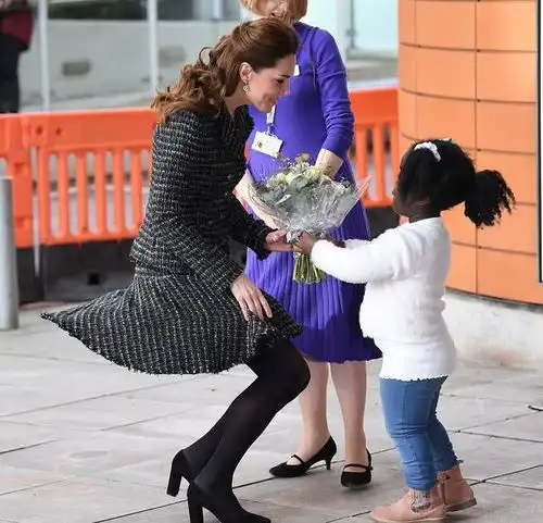  凯特王妃妈妈65岁生日绝佳气质遗传给了女儿,衣品更是不输女儿