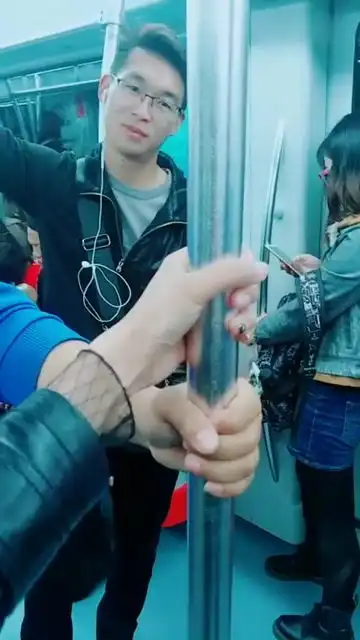  又见摸手杀,地铁上看到撒狗粮的小哥哥表情太到位了
