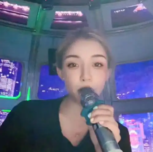  柬埔寨简哥疑被控制,直播时表情木讷眼神迷离,左手缺两指疑被砍