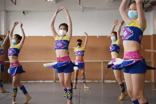  载歌载舞表情谊海口市民族团结进步创建活动走进学校