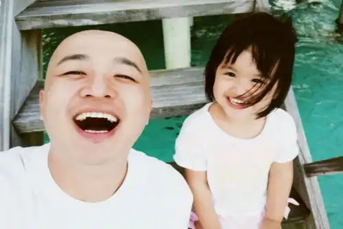 谁带大的孩子更聪明科学研究家里这个人带娃,也许比妈妈还强