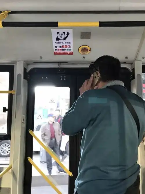  哈哈哈哈现在公交车也流行表情包了还有工地上的段子手,简直秀人一脸