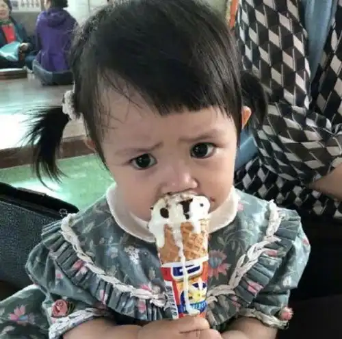  看完这个行走的表情包,我也想生个同款女儿