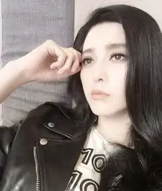  还是瞪大眼嘟嘴范冰冰自拍能换个表情吗