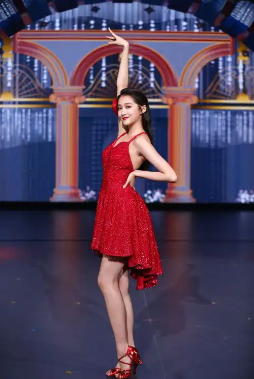  关晓彤亮相红毯,一袭仙女纱裙高调美成仙,21岁气质越来越出众